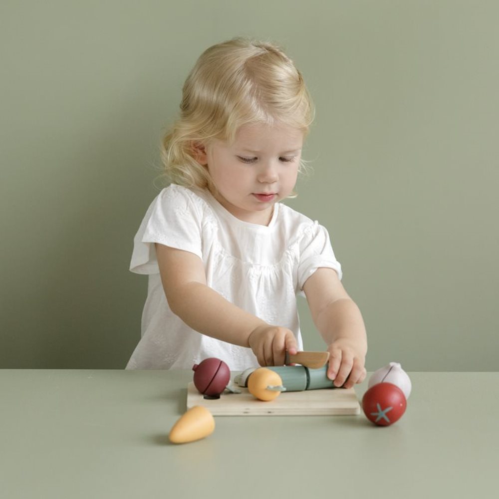 Little Dutch Cutting Vegtables